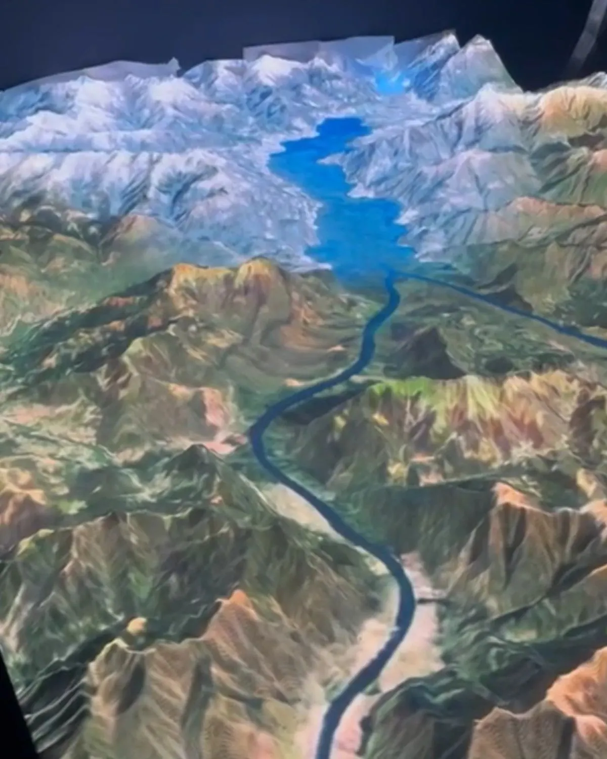 Plastico di un lago tra le montagne, animato con il video mapping