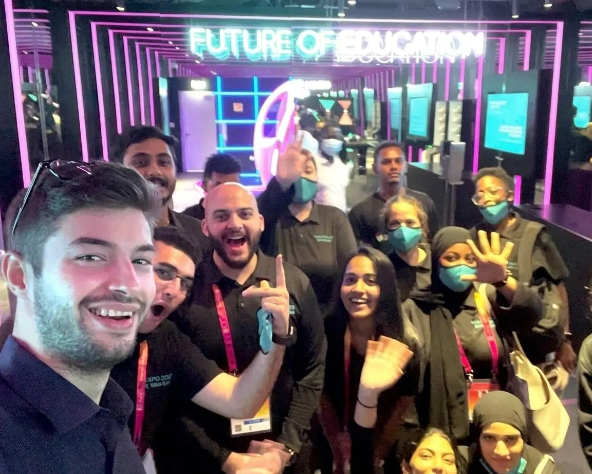 Selfie di Simone con il personale del padiglione che ha formato a Expo 2020 Dubai