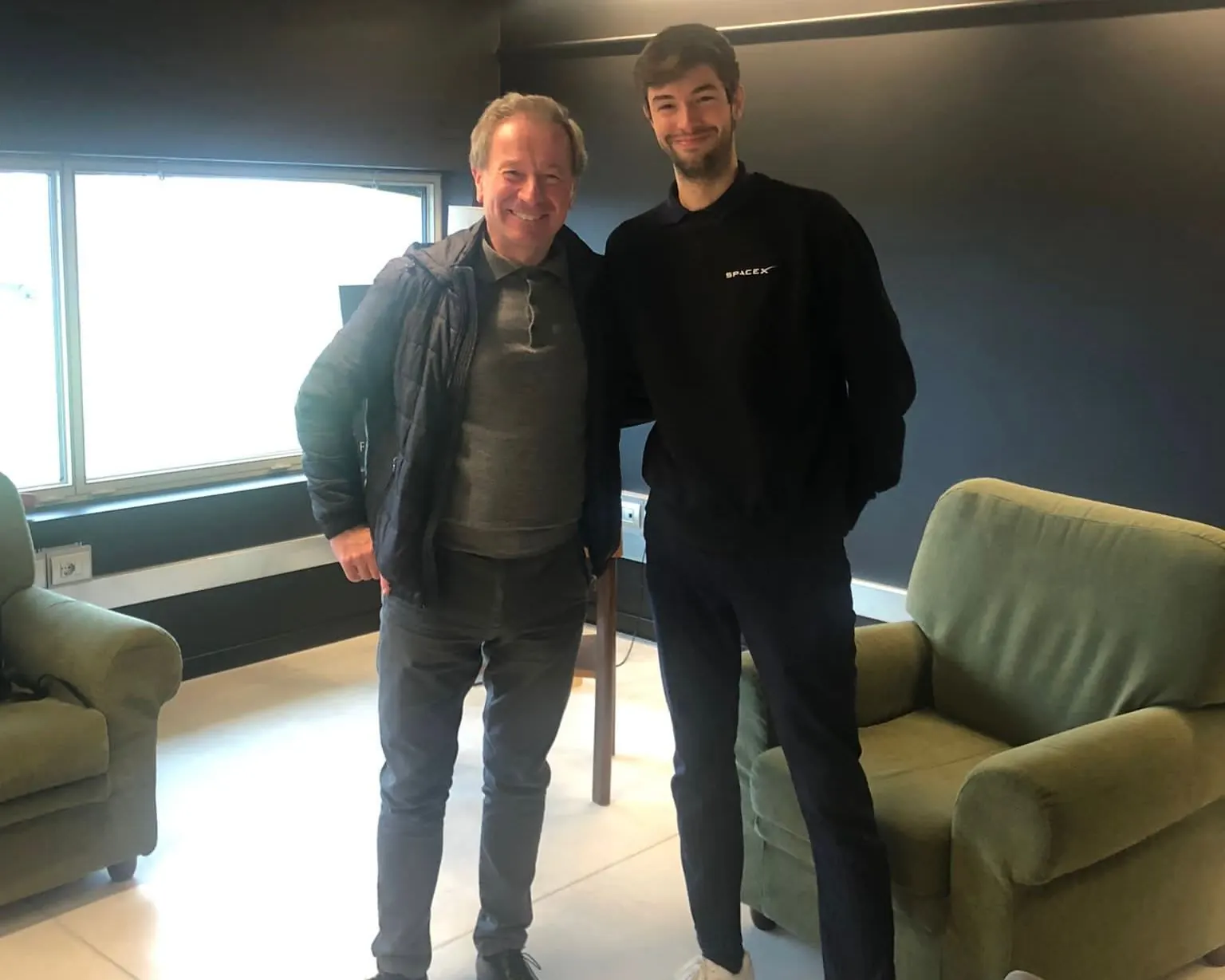 Simone insieme all'ex astronauta della NASA che ha provato il lancio spaziale in VR