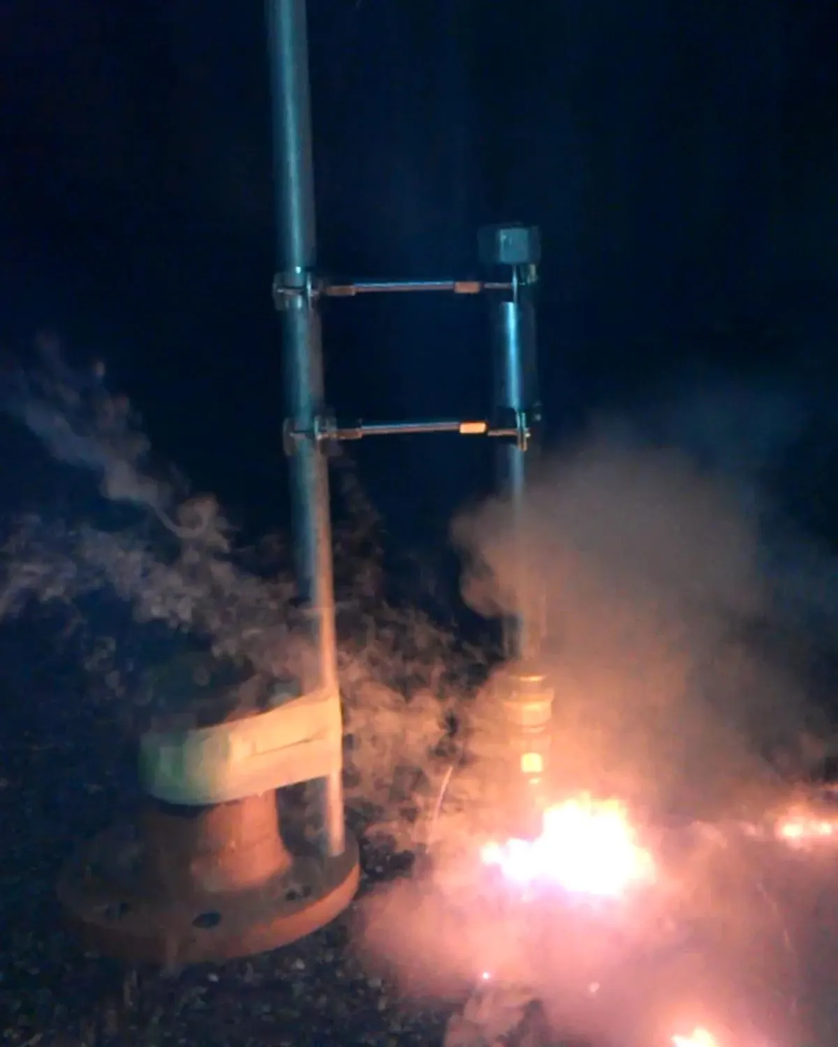 Test notturno di un motore a razzo autocostruito, tra fumo e scintille