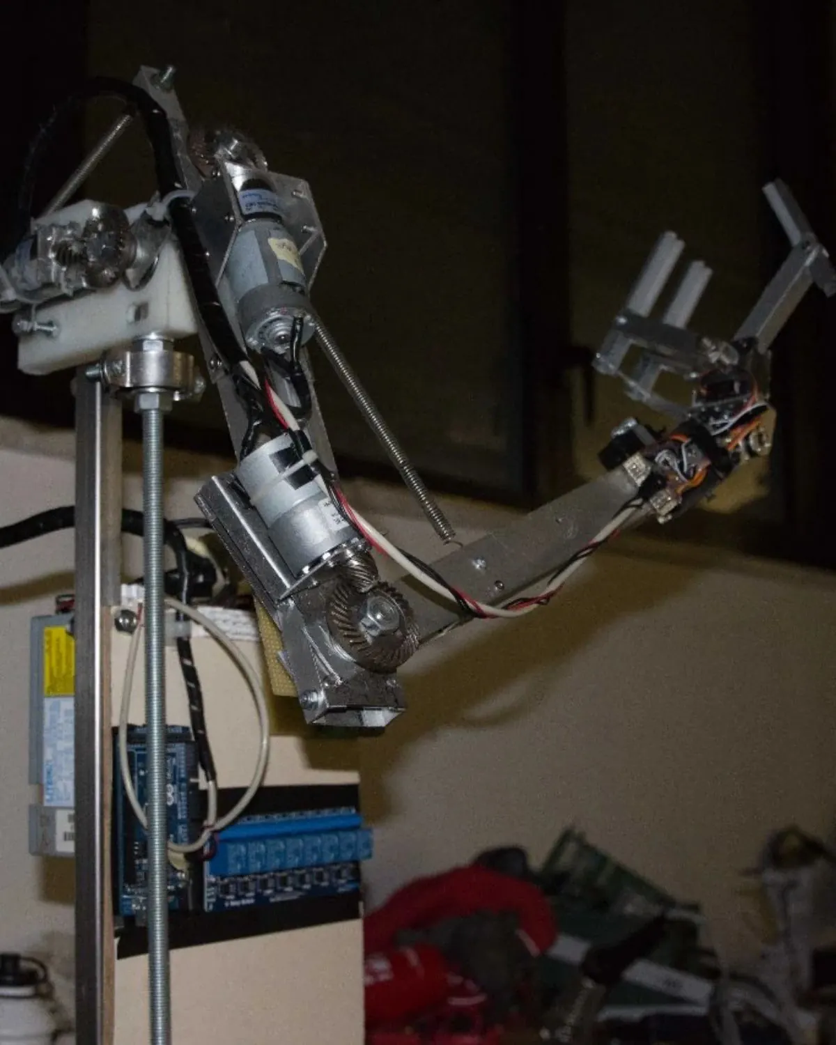 Braccio robotico autocostruito con motori, ingranaggi e scheda di controllo